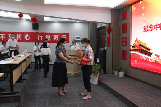 学校召开纪念建党99周年暨“七一”表彰大会(图2)