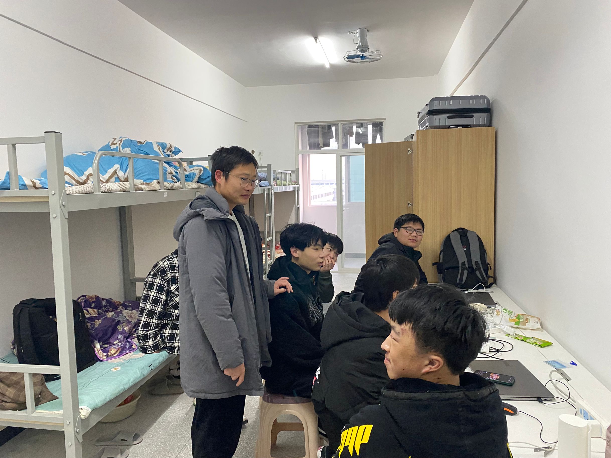 助力产业发展 锻炼职业技能————学校积极推动学生到本地企业顶岗实习(图2) 1-22030GTR6227.jpg