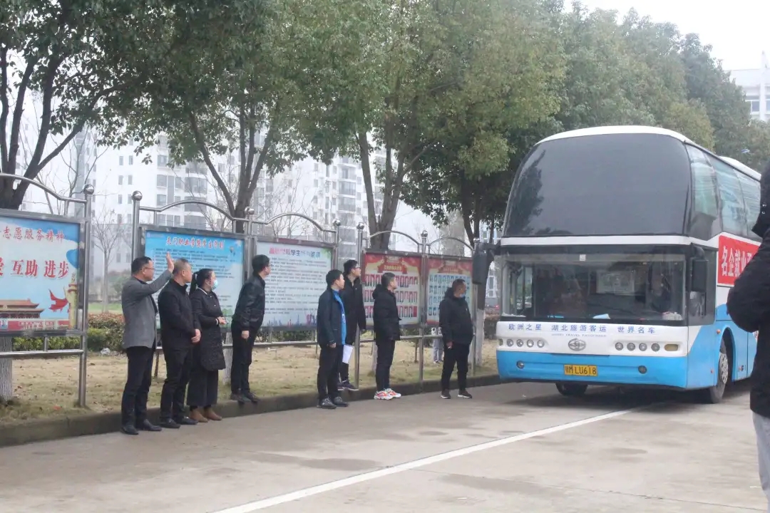 学校举行赴鸿硕精密电工(苏州)有限公司顶岗实习学生欢送仪式(图9) 1-21031119525B63.jpg