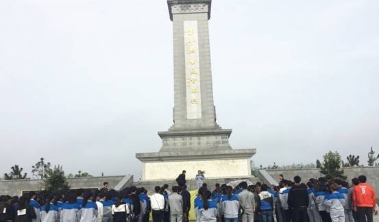 院团委组织清明扫墓祭奠英烈(图2)