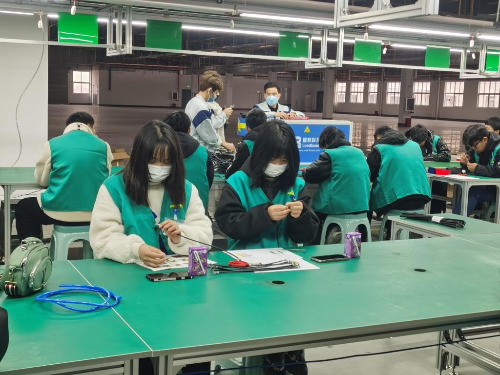 助力产业发展 锻炼职业技能————学校积极推动学生到本地企业顶岗实习(图3) 1-22030GU006203.jpg
