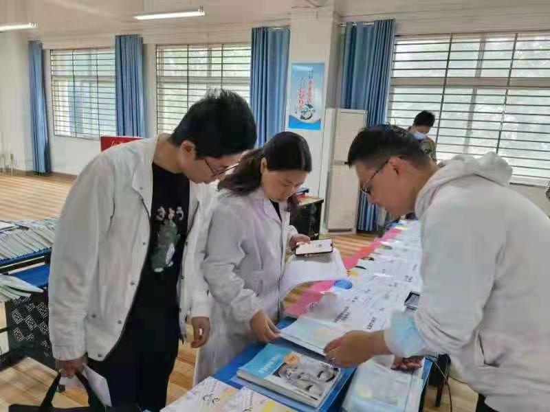 全国高校教材巡展活动在我校进行(图2) 1-2104251R420349.jpg