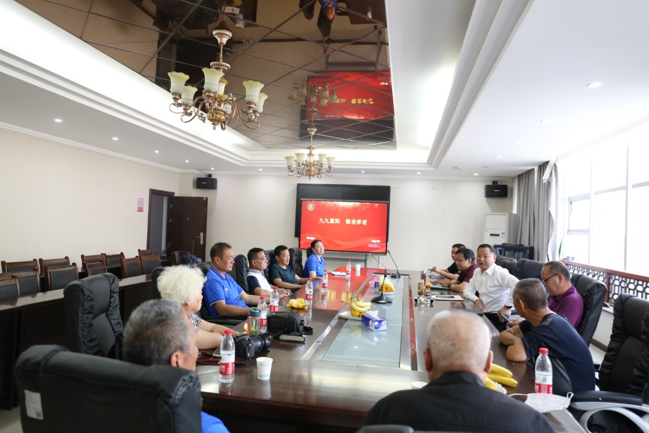 学校召开离退休老同志座谈会(图1) 1-22100921063O57.jpg