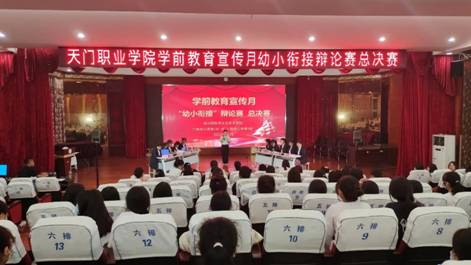 一群人在餐厅里中度可信度描述已自动生成