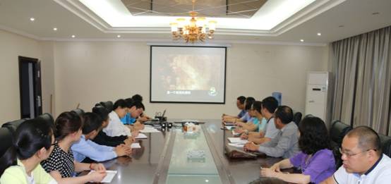 我院开展“重温入党誓词 集中学习党章”活动(图1)