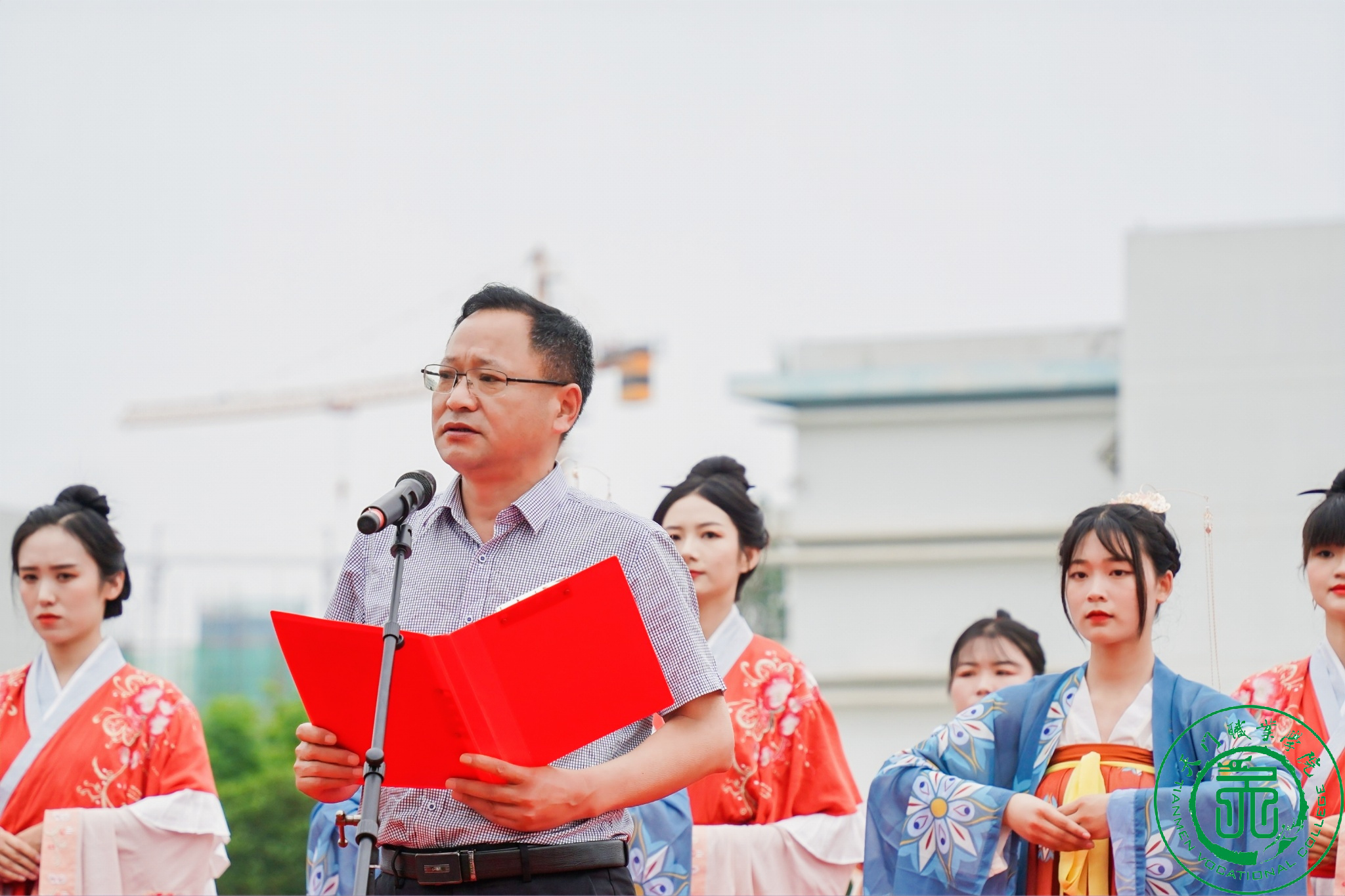 红心向党 十八而志——学校举行汉风集体成人礼(图6) 1-21061Q52452920.jpg