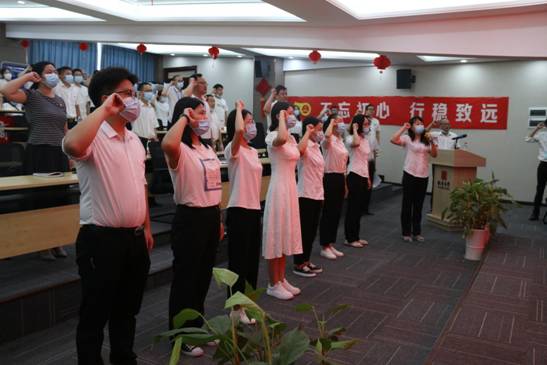 学校召开纪念建党99周年暨“七一”表彰大会(图1)
