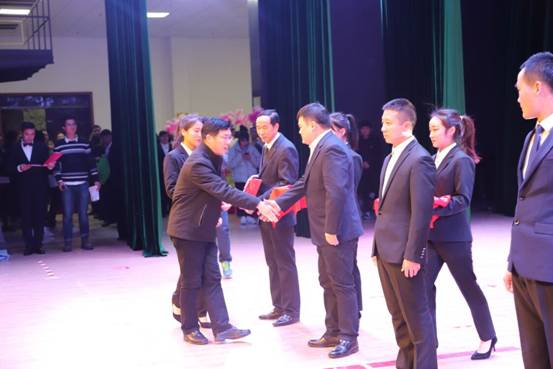 市委教育工委常务副书记 教育局党组书记 局长 刘华阳 为 湖北省第八届高等院校教学成果奖天门职院团队颁奖.jpg