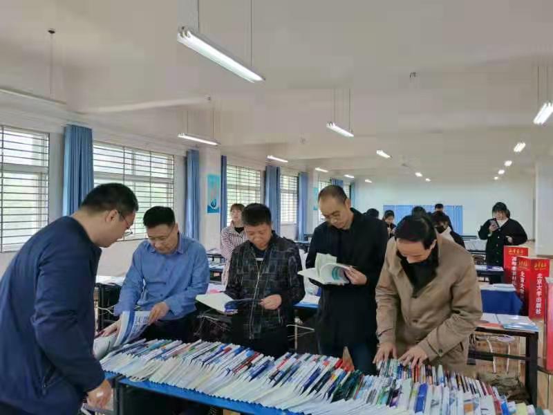 全国高校教材巡展活动在我校进行(图1) 1-2104251R40D29.jpg