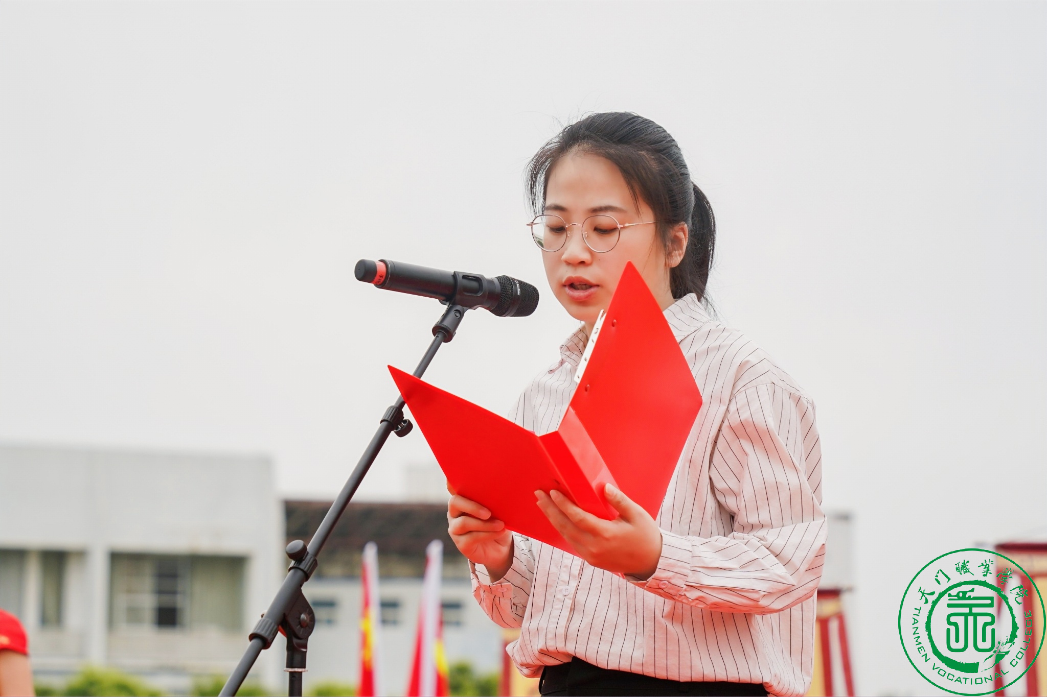 红心向党 十八而志——学校举行汉风集体成人礼(图5) 1-21061Q52443218.jpg