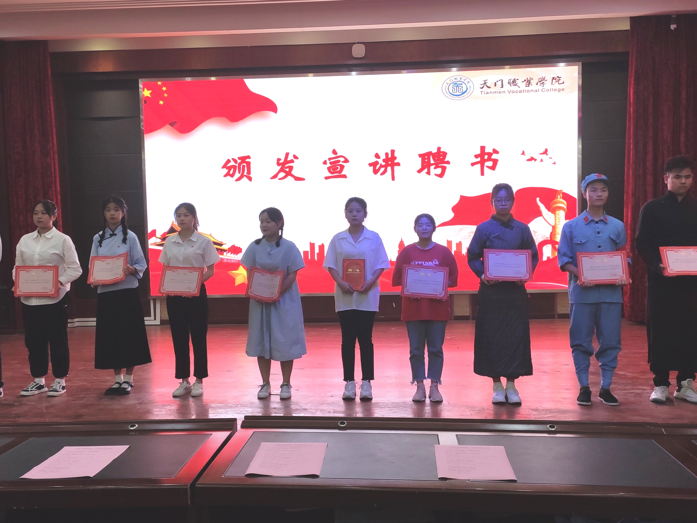 学校举办党史学习教育主题展演(图4) 1-21062Q43633210.jpg