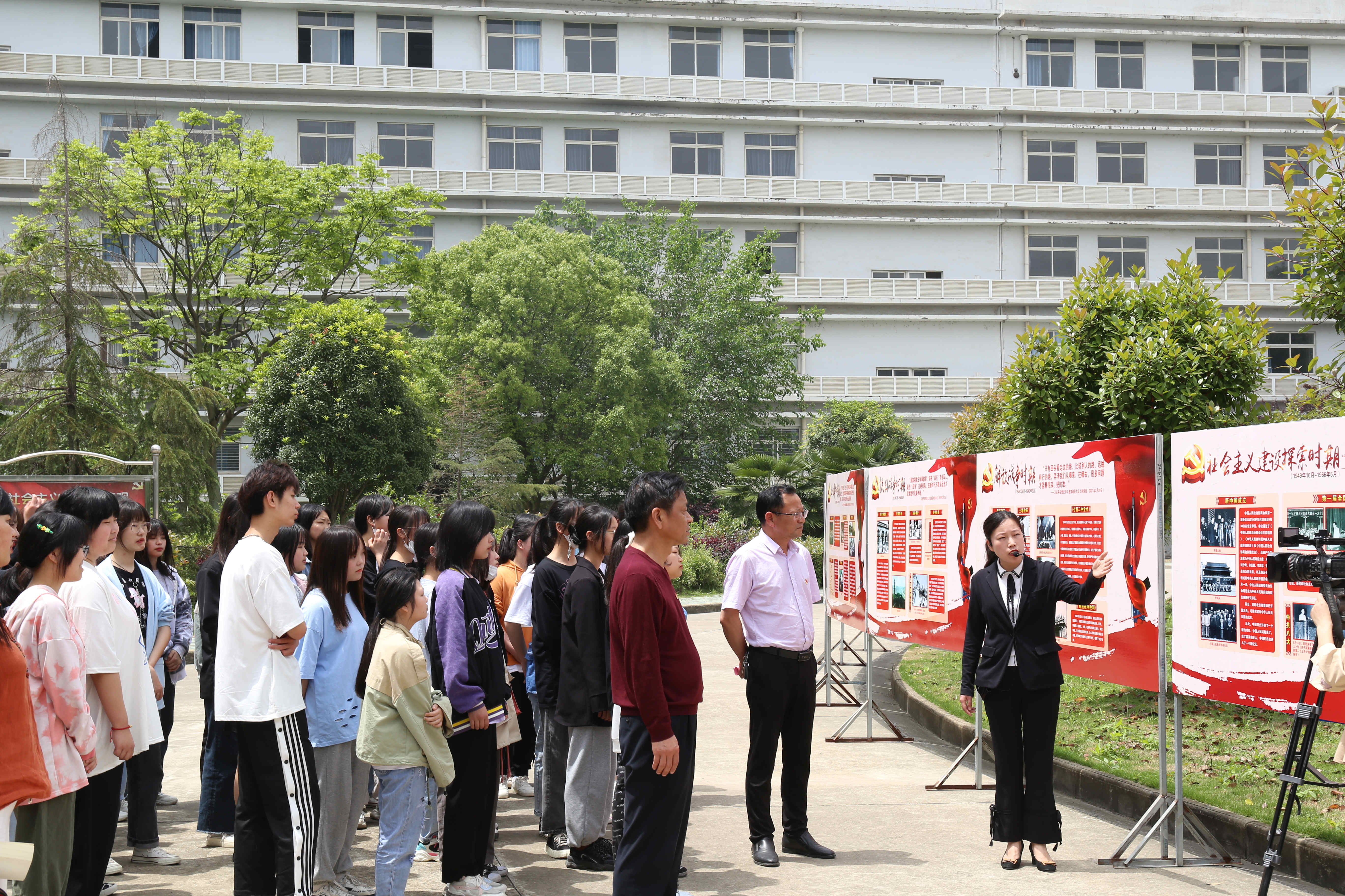 “百年恰是风华正茂——百年党史展”开展!(图2) 1-21051319535cQ.jpg
