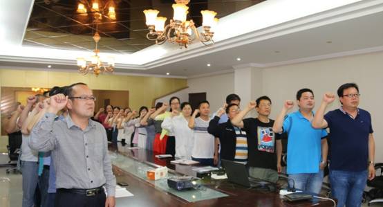 我院开展“重温入党誓词 集中学习党章”活动(图2)
